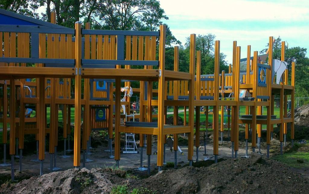 Raiņa parkā uzstāda bērnu rotaļu kompleksu "Pirātu kuģis"