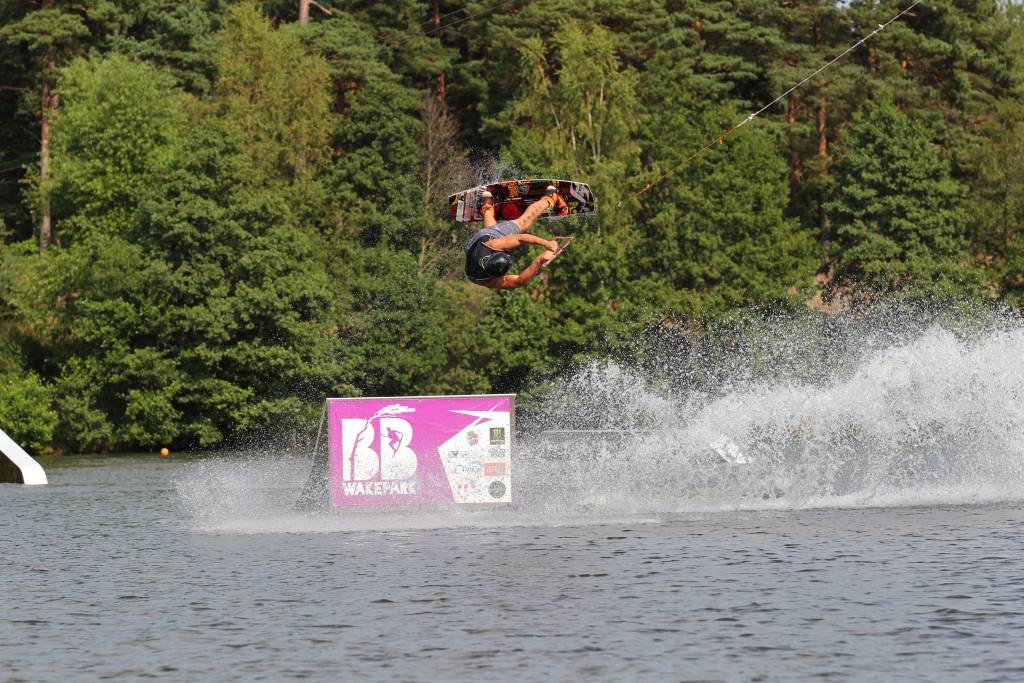 "BB wakepark" kabeļveikborda sacensībās Liepājā divas uzvaras mājniekiem