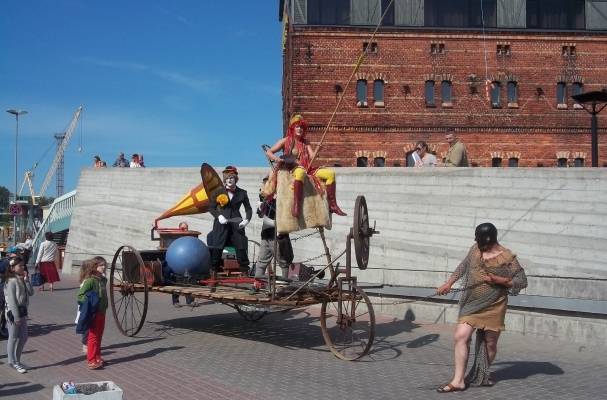 Liepājas cirks "BezTemata" aicina bērnus izmēģināt cirka trikus