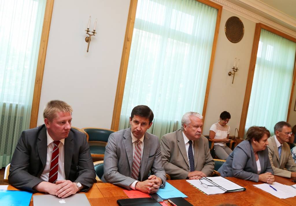 Cīņa par pašmāju biznesu ārkārtas sēžu režīmā