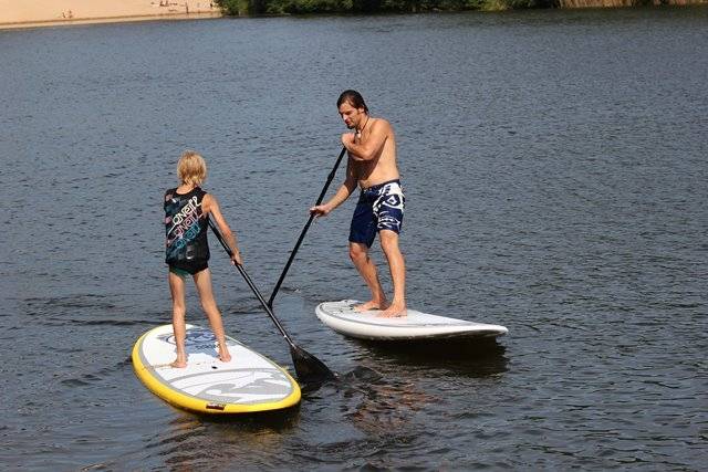 Aktīvākie Beberliņos izmēģina Liepājas "BB wakepark" SUP dēļus
