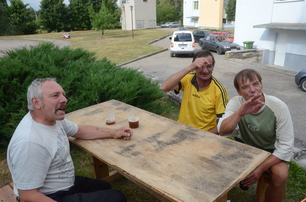 VIDEO: Vīri spriež, ka agrāk Aizputē huligāni demolējās, tagad viss kārtībā