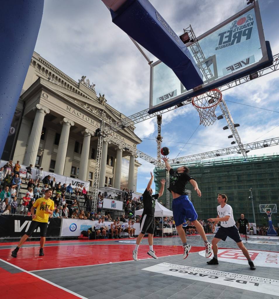 FOTO: Kaislības pie operas diennakts basketbola turnīrā Krastu mačs