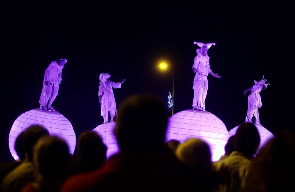 FOTO: Rīgas svētkos priecē ar akrobātu priekšnesumu un salūtu