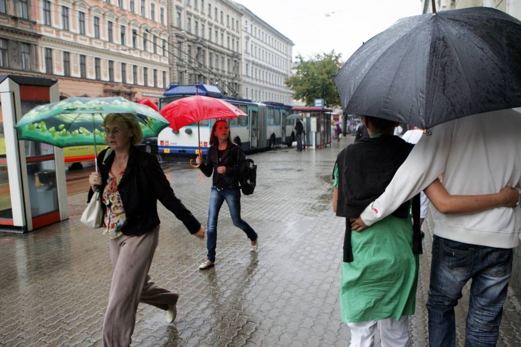 Pirmdien daudzviet līs
