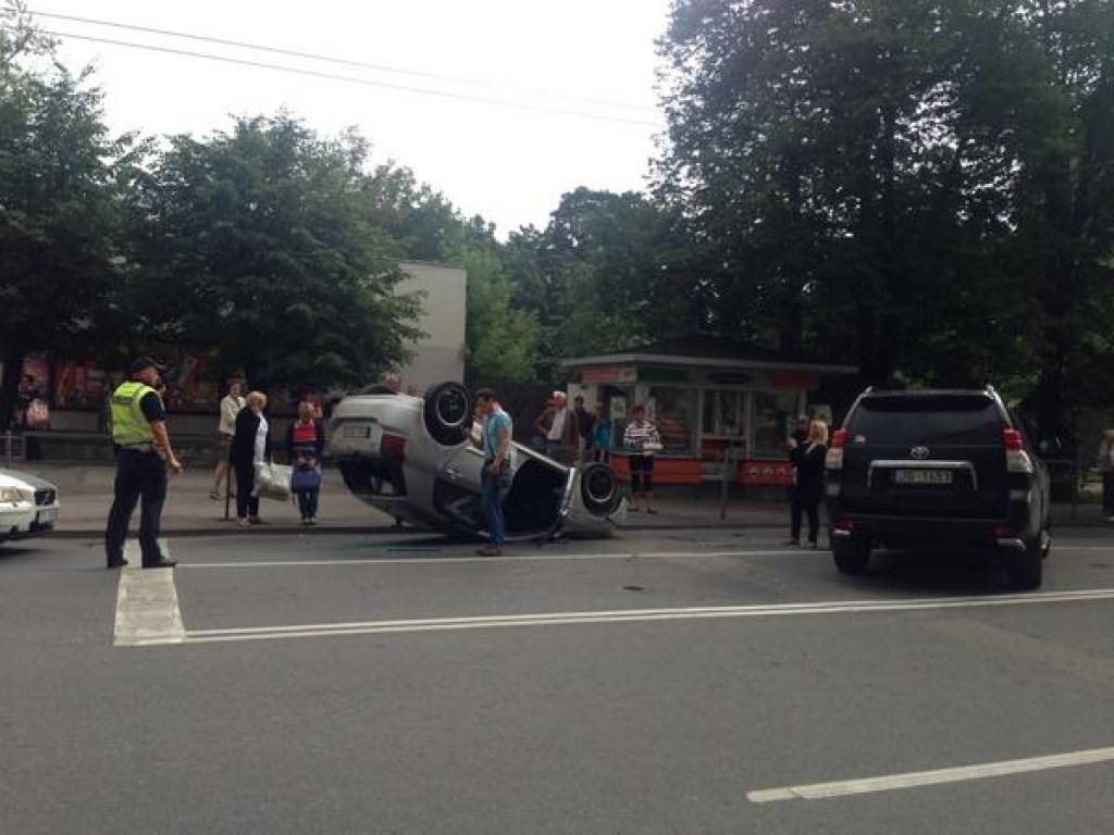 FOTO: Avārija Lāčplēša un Avotu ielas krustojumā