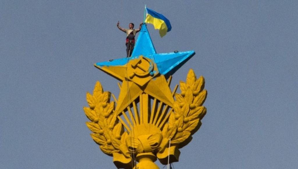 Aktīvisti virs augstceltnes Maskavā uzvelk Ukrainas karogu