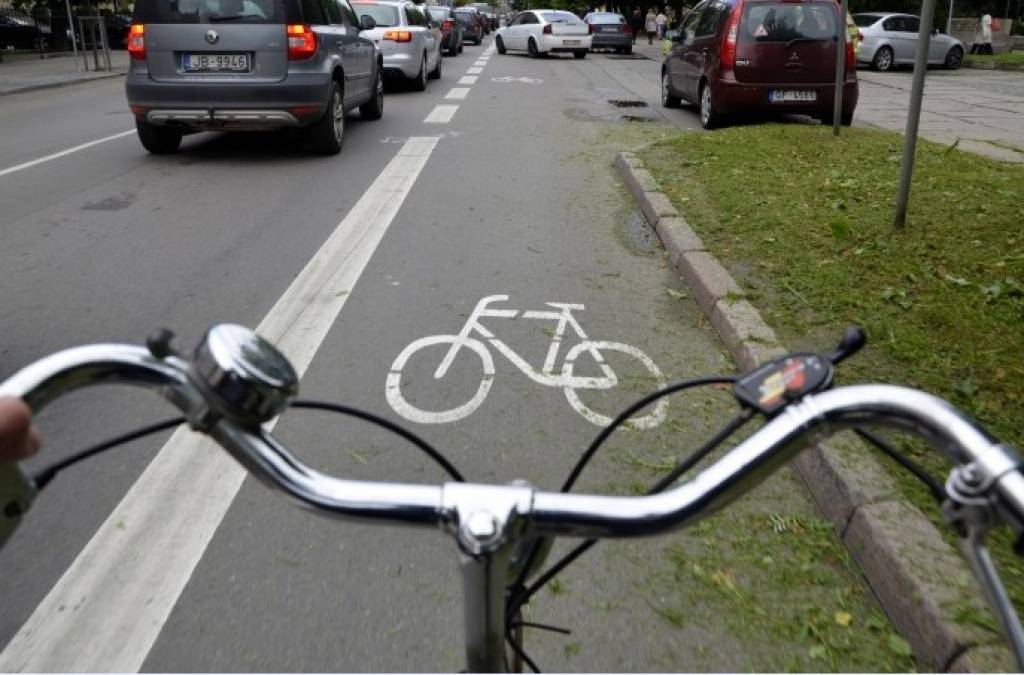 Policija analizēs velojoslu iespaidu uz satiksmes drošību Elizabetes un Lāčplēša ielās