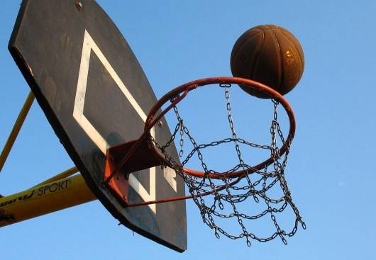 Vaiņodes novada čempionāta ielu basketbolā trešajā posmā triumfē "Trīs sekundes"