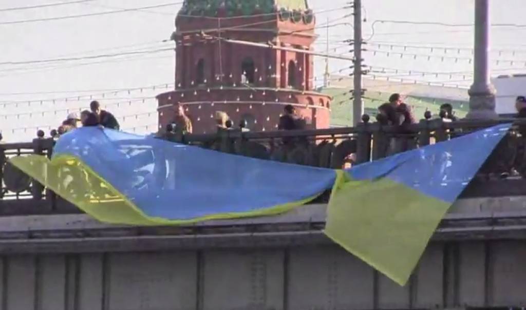 VIDEO: Aktīvisti pie Kremļa mēģina izkārt desmit metrus lielu Ukrainas karogu