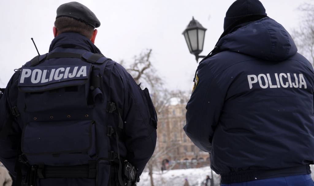 Straujuma aicina palielināt algas policistiem un neturēt viņus «bada maizē»