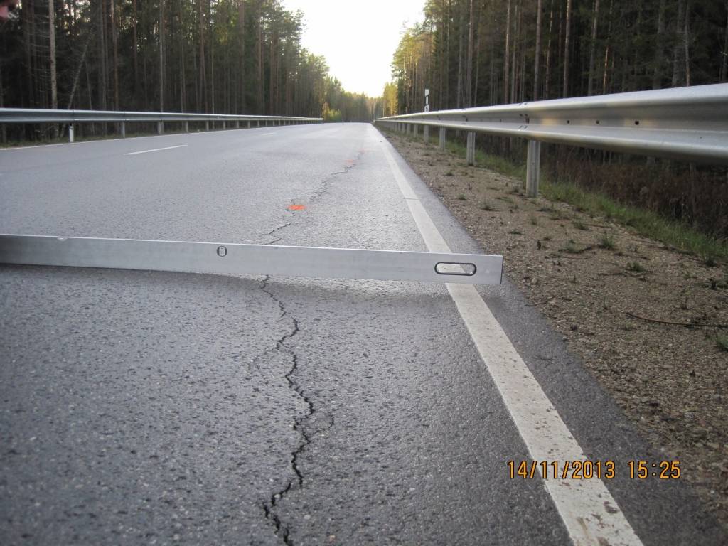 Būvnieki par saviem līdzekļiem labos defektus uz ceļa Tukums-Kuldīga