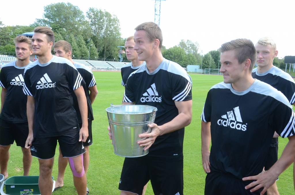 FOTO.VIDEO: Futbola klubs "Liepāja" un Liepājas mērs aplejas ar ledus aukstu ūdeni