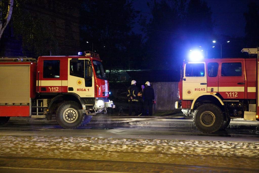 Slokas ielā no degošas mājas evakuē deviņus cilvēkus, tostarp trīsgadīgu bērnu