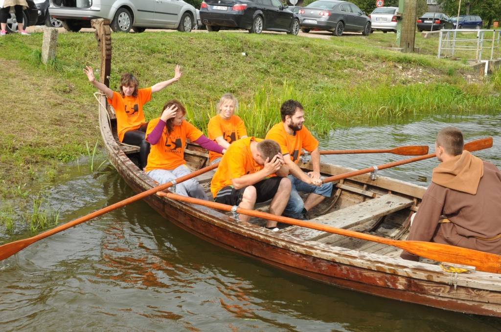 FOTO: "Kuršu vikingu apmetnē" sporto Liepājas skolotāji