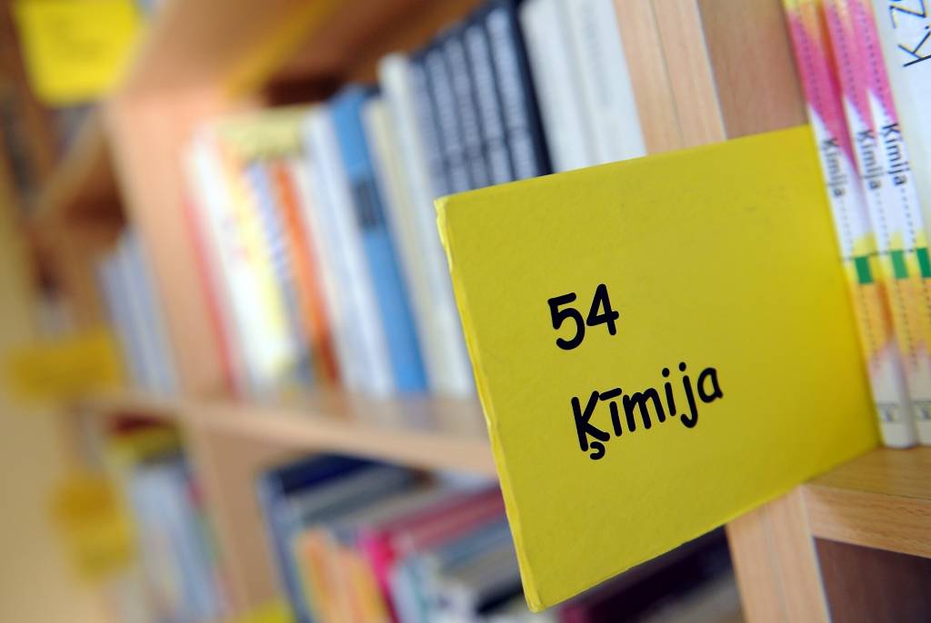 Premjere: Visiem skolēniem eksāmens fizikā un ķīmijā būs 2016.gadā
