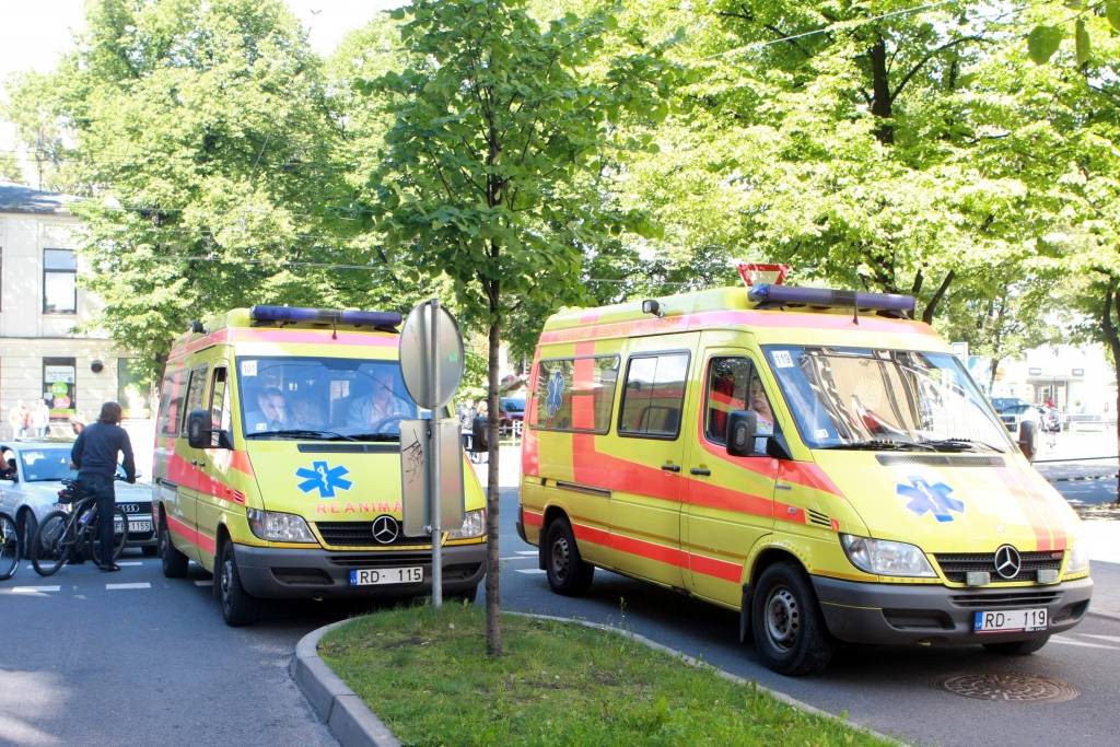 Smagi satraumējas iereibis rīdzinieks, kurš no dzīvokļa "izgājis" pa otrā stāva logu