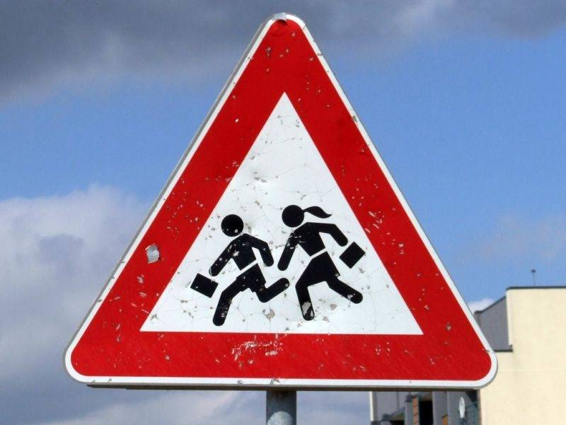 Sākoties jaunajam mācību gadam, autovadītājus šonedēļ pie stūres aicina būt īpaši uzmanīgiem