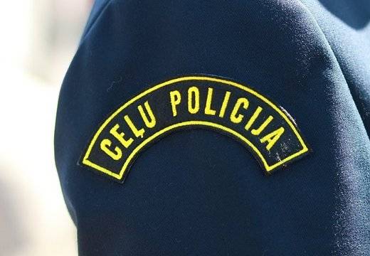 Nīcā uzbrauc bērnam