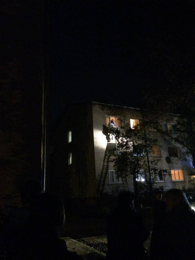 papildināts (06:46) - FOTO: Pārdaugavā nograndis sprādziens; ir cietušie