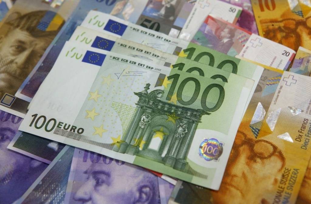 Eiro ilgākais kritums kopš tā ieviešanas