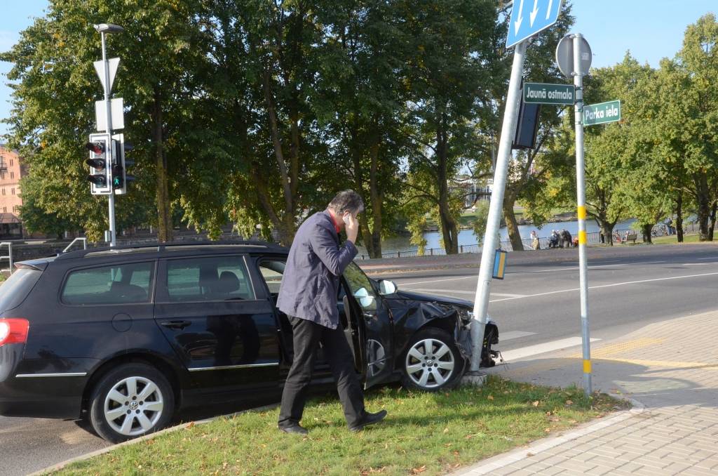 FOTO: Liepājā iebrauc stabā