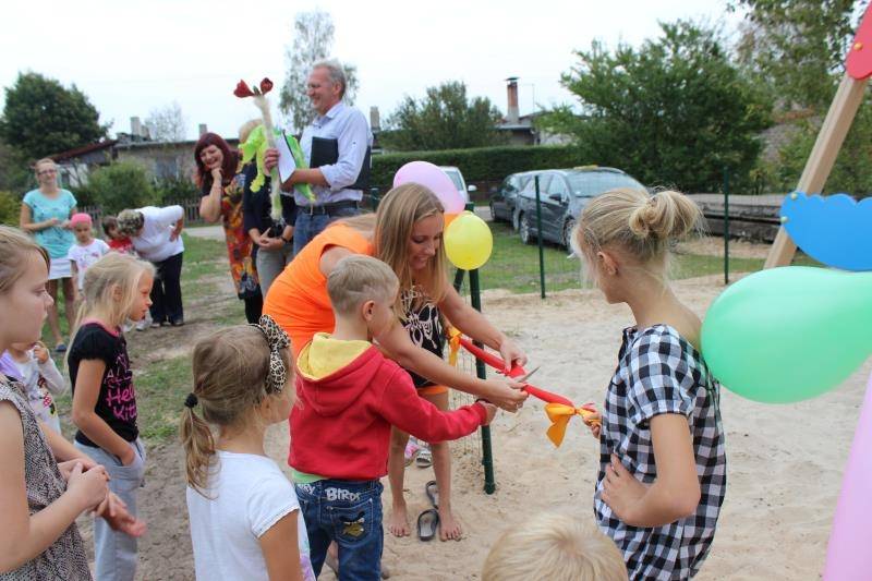 Grīnvaltu ciemā atklāts bērnu rotaļlaukums