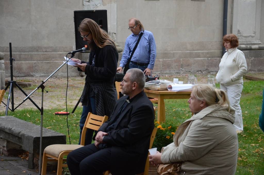FOTO.VIDEO: Dzejnieku grupa "Septembra putni" satiekas "Rudenī.Dzejas bolē"