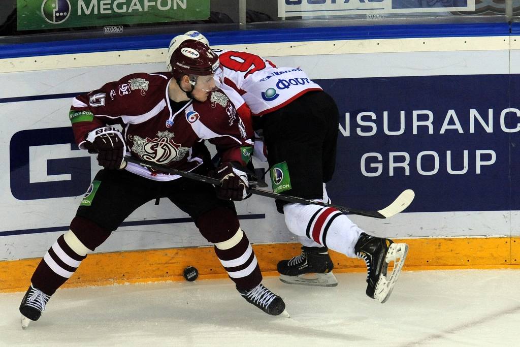 Dinamo Čeļabinskā zaudē bullīšos, bet tiek pie punkta