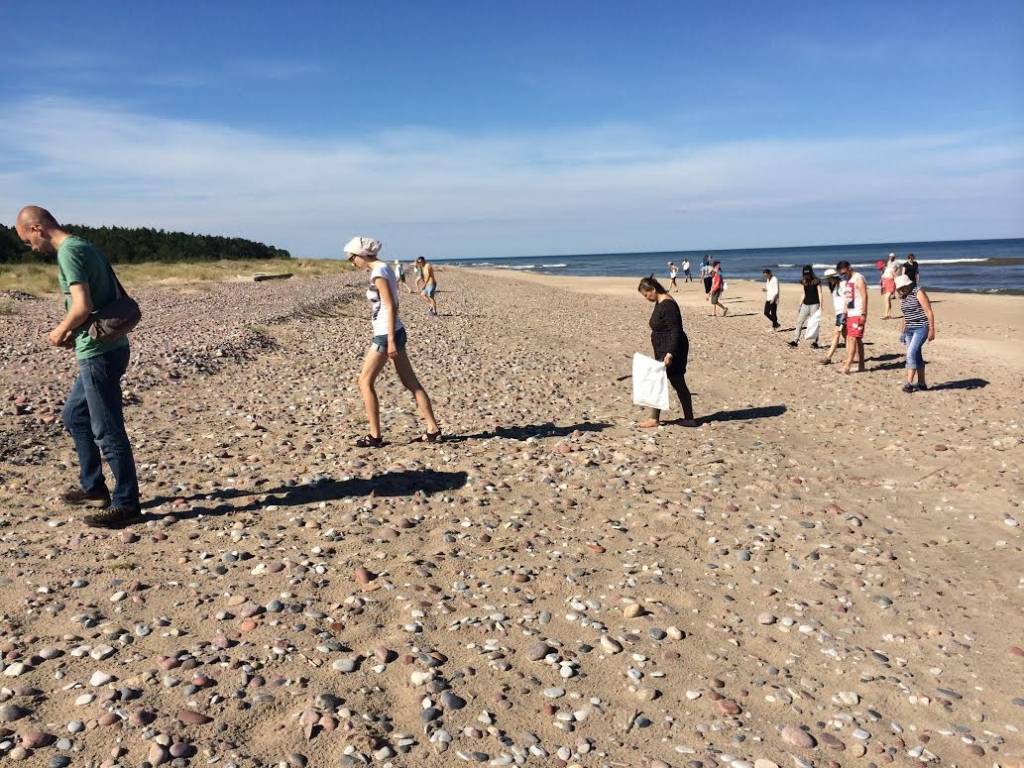Atpūtnieki prom, bet atkritumi paliek