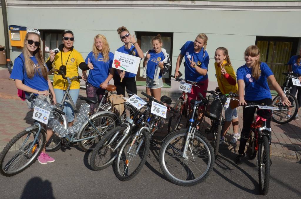 FOTO: Liepājā dodas velobraucienā "Pilsētā bez auto"