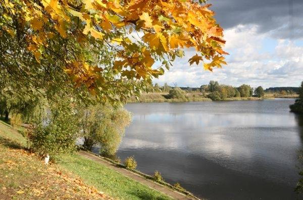 Svētdien, atvasaras pēdējā dienā, mākoņi daļēji aizklās debesis