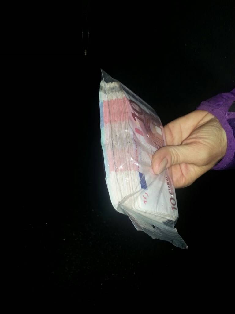 Ātrumpārkāpējs, pieķerts ar nelegālu kravu, piedāvā dāsnu kukuli policistiem
