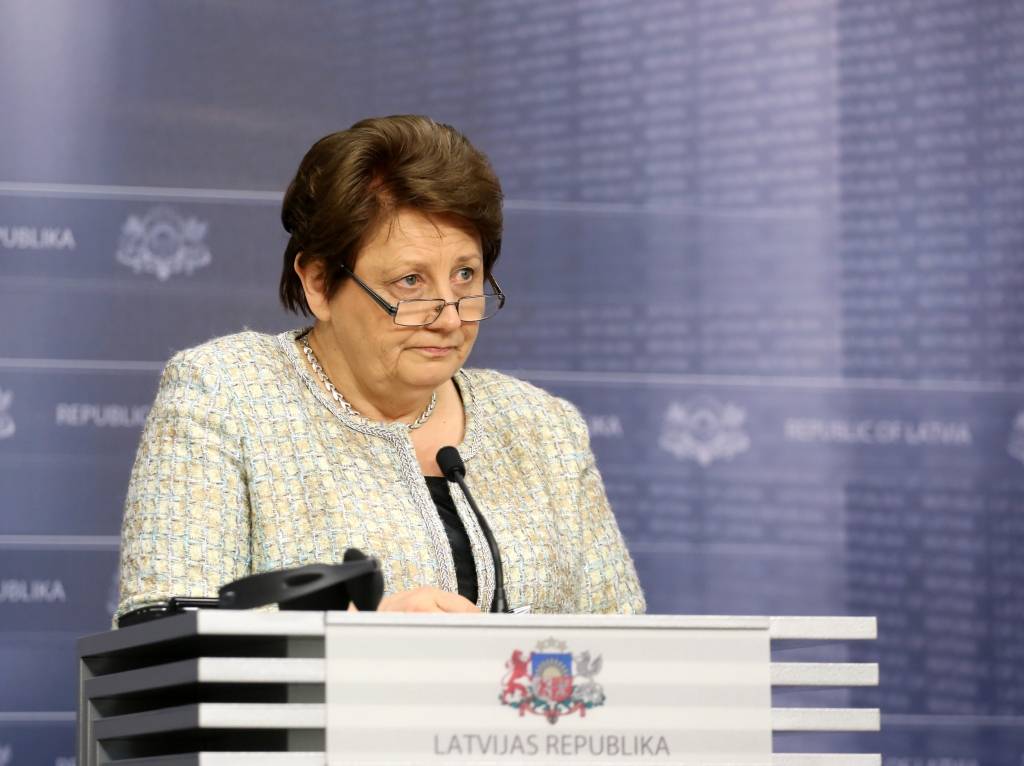 Straujuma: Latvijas interesēs ir saglabāt Krievijas ieroču embargo