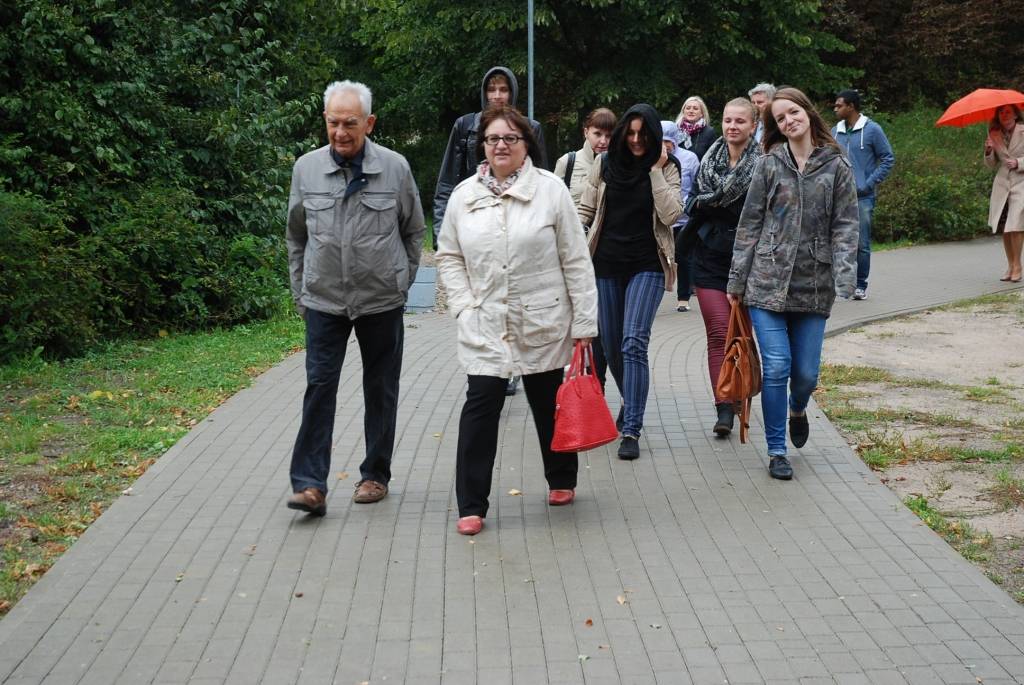 FOTO: Liepājas Universitātes 60. jubileju atzīmē arī ar liepiņu stādīšanu