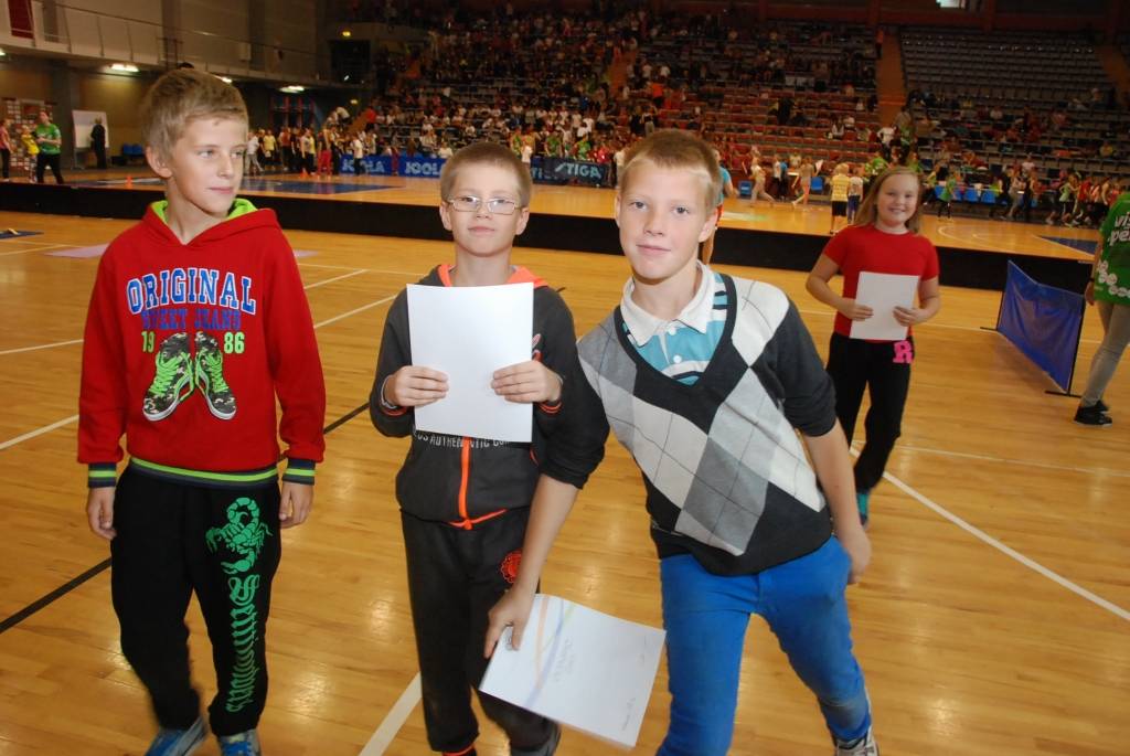 FOTO: Liepājā "Olimpiskajā dienā 2014" vingro kopā ar sporta komandām