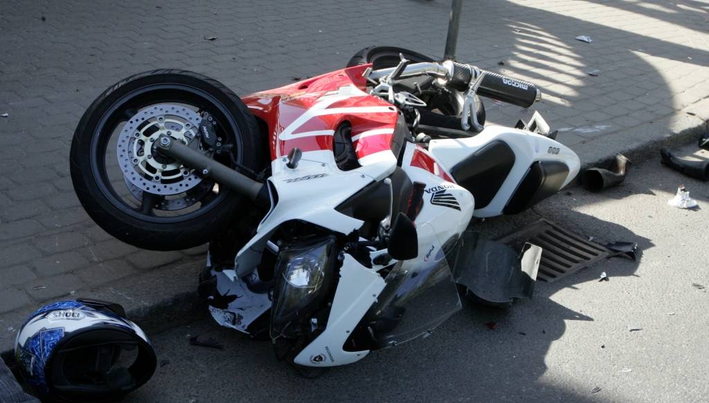 Purvciemā traģisko avāriju izraisījušajam motociklistam pirms avārijas palicis slikti, pieļauj policija
