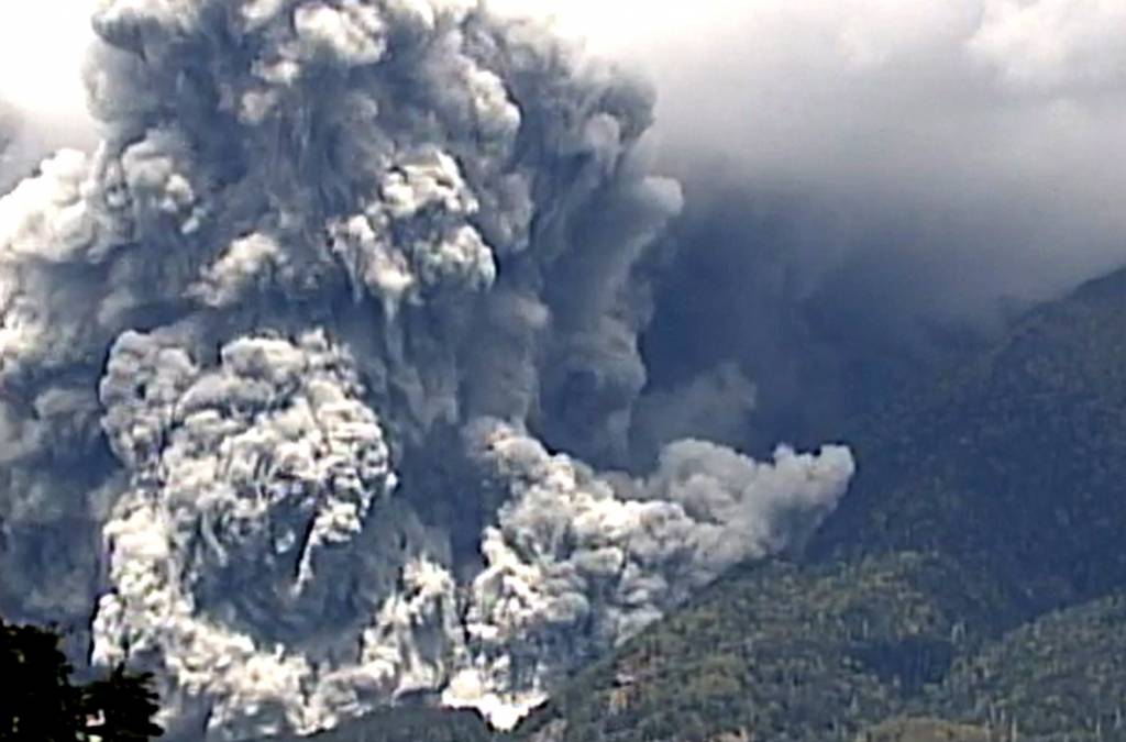 FOTO: Japānā vulkāna izvirdumā viens bojāgājušais un desmitem cietušo