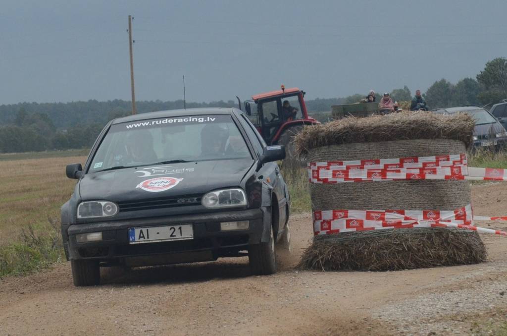 FOTO.VIDEO: Minirallijā "Priekule 2014" avarē un izdancina siena rulonus
