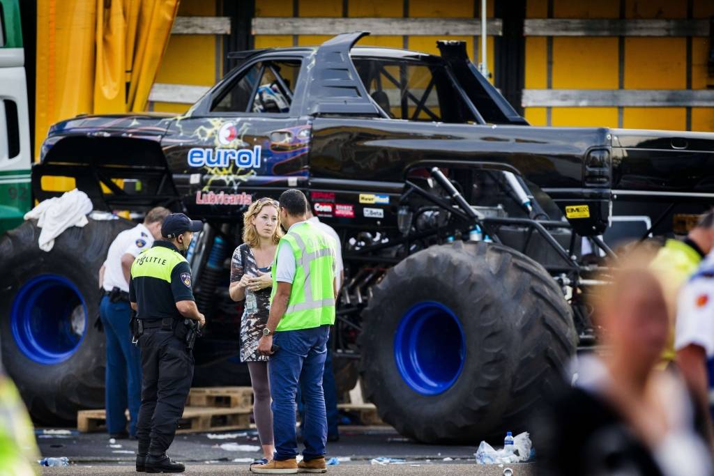 papildināts (10:00) - Traģiski beidzas Monster Truck visurgājēja šovs Nīderlandē