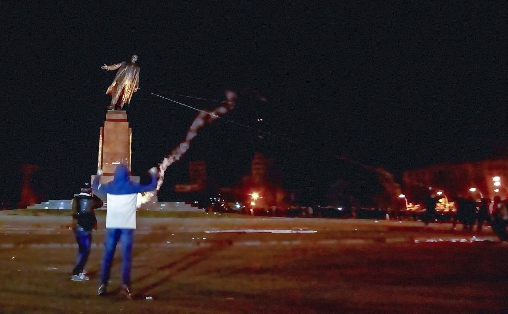FOTO: Harkovā svētdienas naktī nogāzts Ļeņina piemineklis