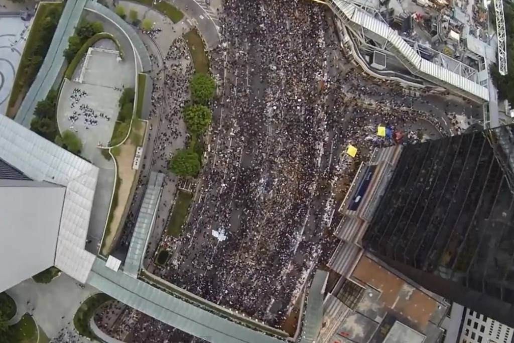 Honkongas protestu vērienu atklāj no putna lidojuma uzņemts video