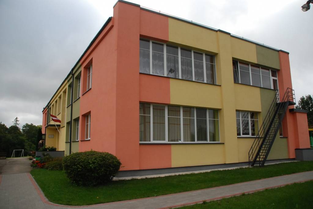 Mušas piespiež slēgt bērnudārzu