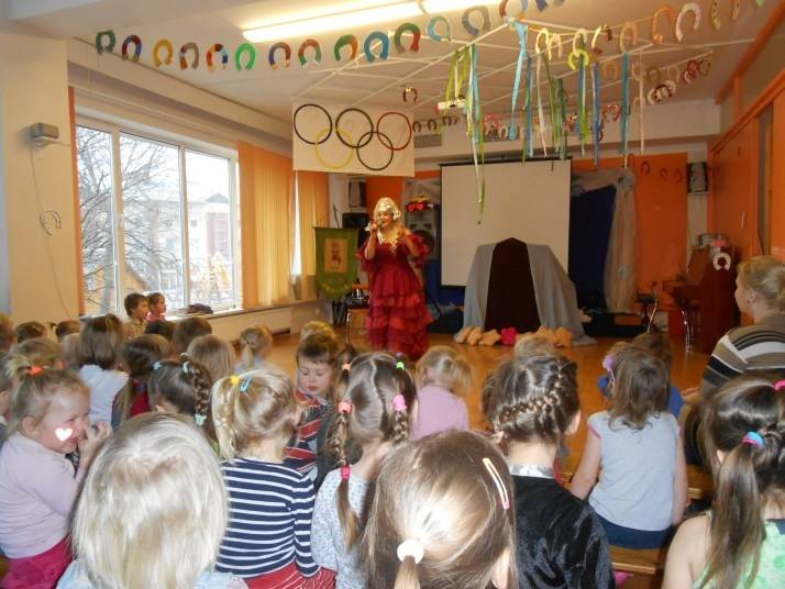 Spilvenu feja Inguna Lipska ar koncertu “Krāsu sapnīši”