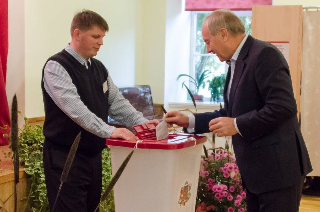 (FOTO) Prezidents Bērziņš: Rīkojieties kā es - balsojiet