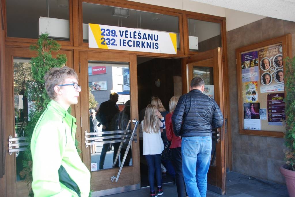FOTO: Liepājā dodas pie vēlēšanu urnām