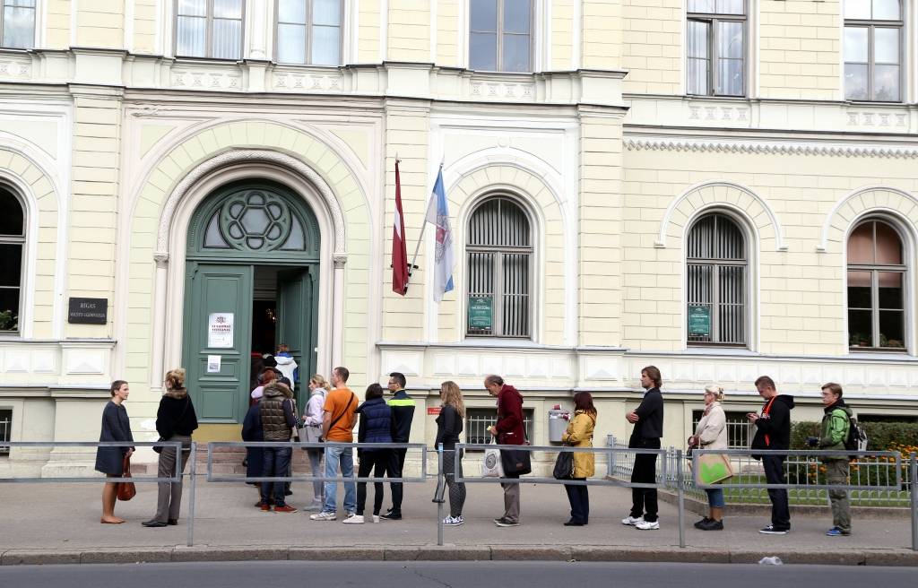 Vēlēšanu mirkļi: Aizmirstas pases dēļ saceļ traci iecirknī