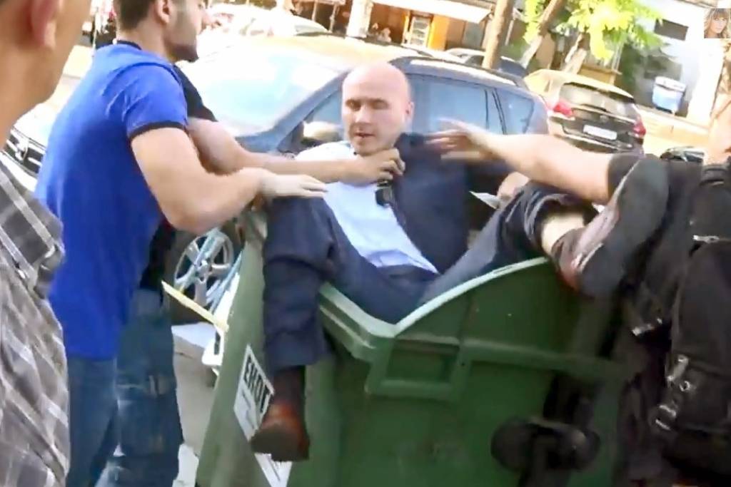VIDEO: Ukrainā pirmsvēlēšanu periodā politiķus brutāli met miskastēs