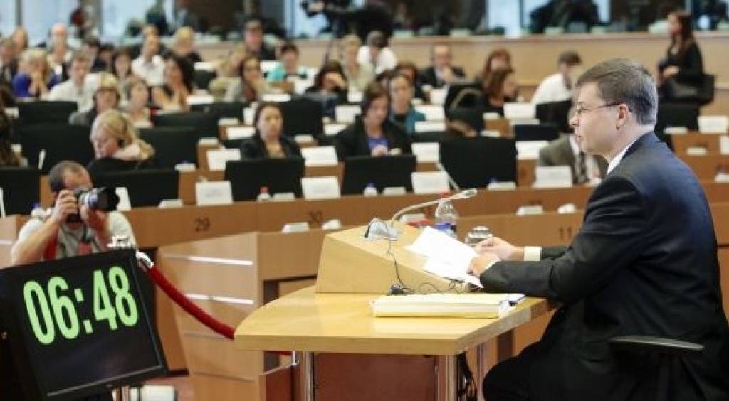 Dombrovskis EK viceprezidenta amatā: Dialogs ir produktīvāk kā dedzināt automašīnas