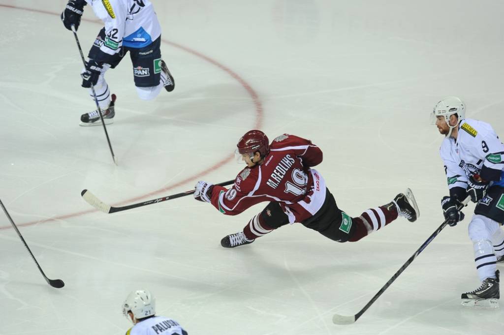 FOTO, VIDEO: Rīgas Dinamo izcīna dramatisku uzvaru, pārtraucot zaudējumu sēriju